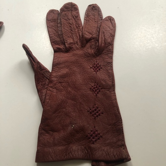 Vintage burgundy leather Gloves with Textured Pattern - Picture 2 of 7
